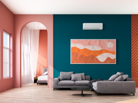 Modernes Wohnzimmer mit Samsung WindFree Wandklimaanlage über Sofa und farbiger Akzentwand | © Samsung